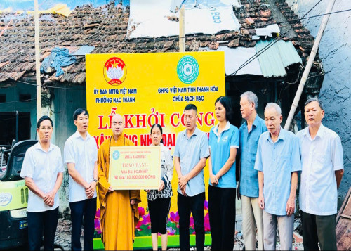 Chùa Bạch Hạc trao tặng nhà tình nghĩa cho gia đình khó khăn tại phường Hạc Thành